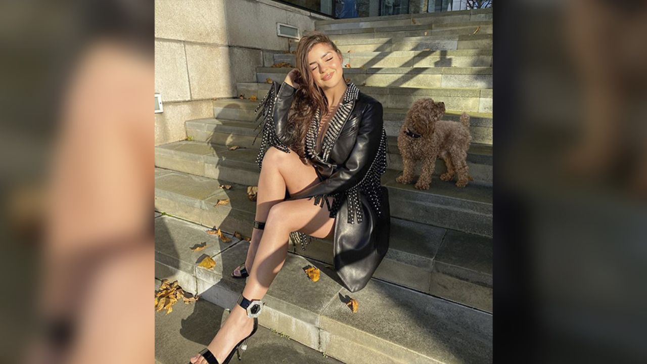 Sudada y sin sostén, Demi Rose eleva la temperatura frente a la ventana