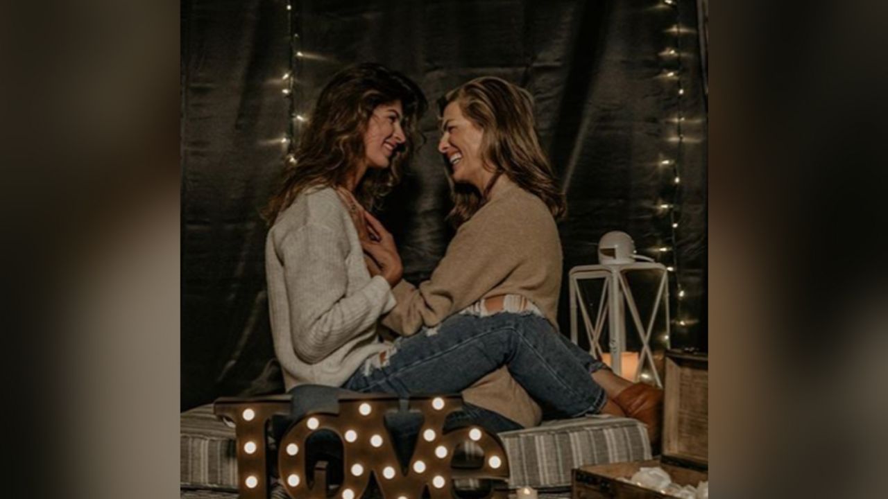 Montserrat Oliver le pide matrimonio a su novia en romántico momento