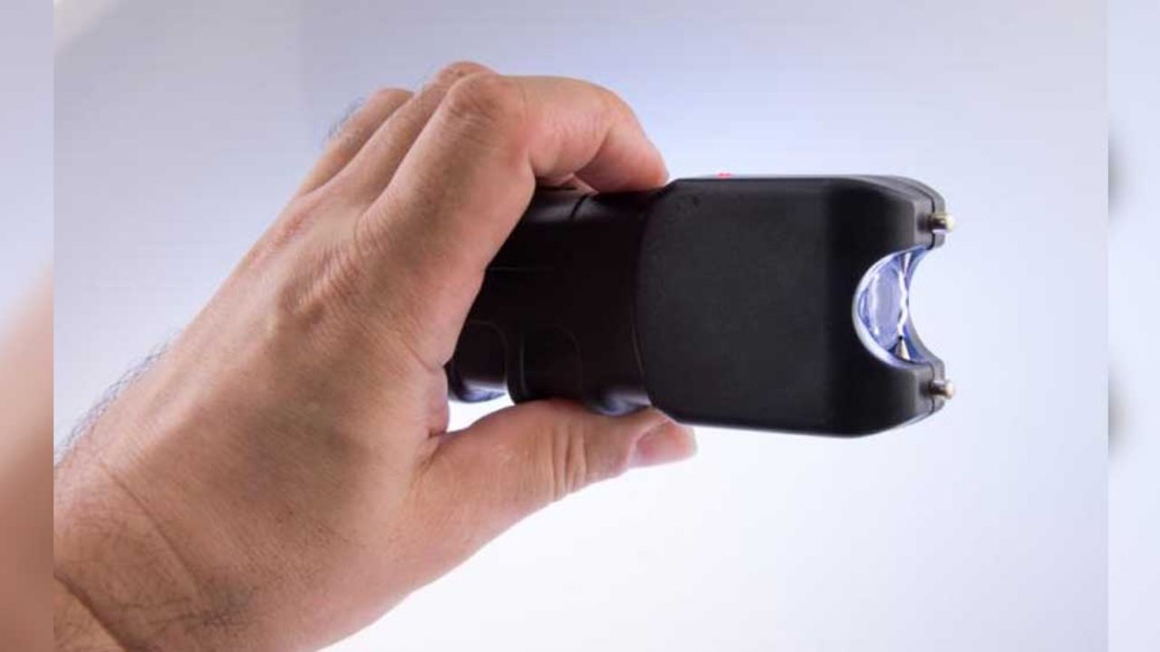 Mujer descubre a su esposo con otra en club nocturno y le dispara en la mano