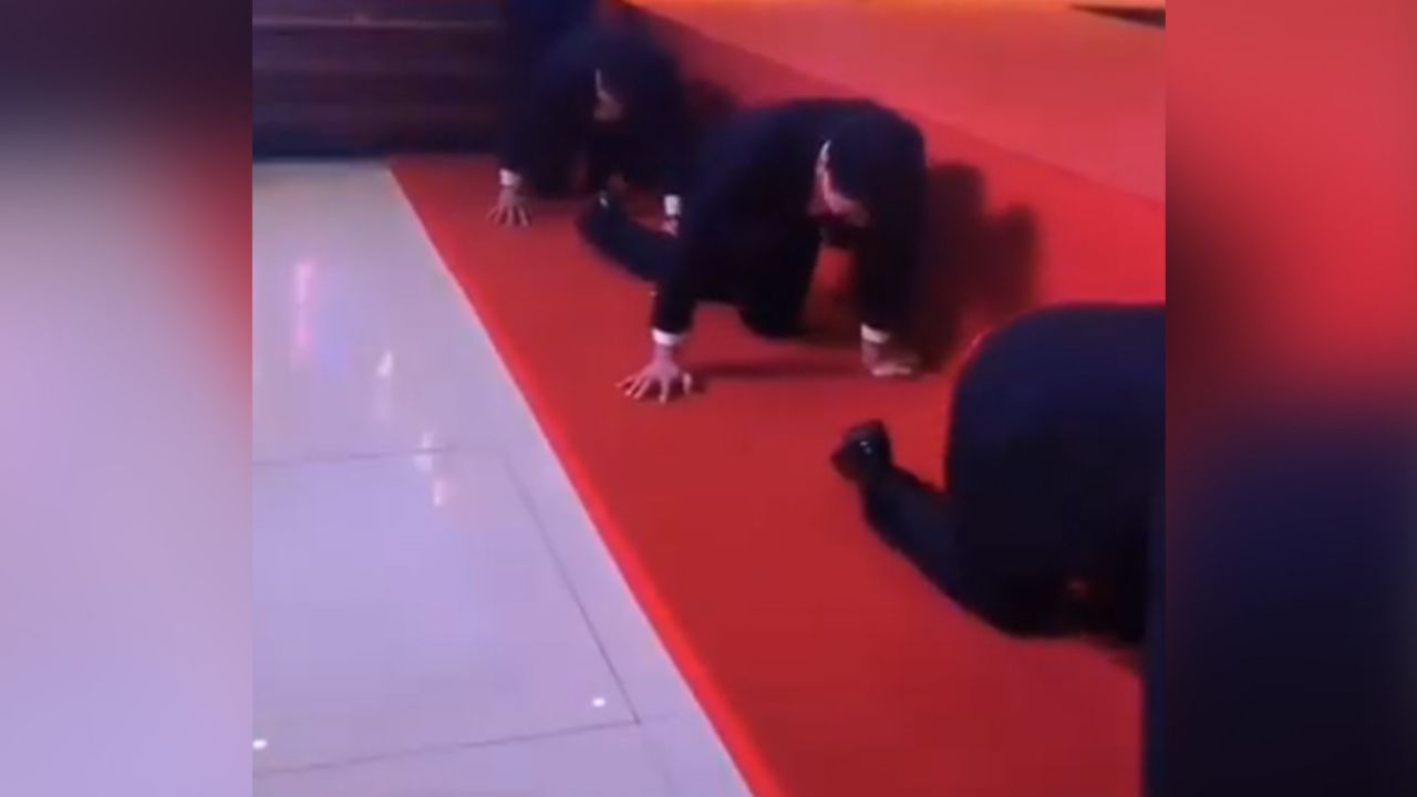 VIDEO: Empresa en China castiga a sus empleados con terrible humillación