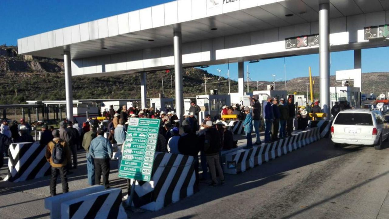 “Hay que portarse bien”: AMLO revela plan para frenar la toma de casetas