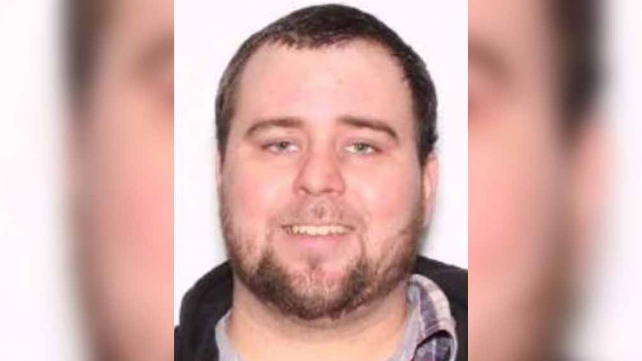 Sujeto apuñala a su jefe ‘pro-Trump’ y cubre su cuerpo con bandera de EU