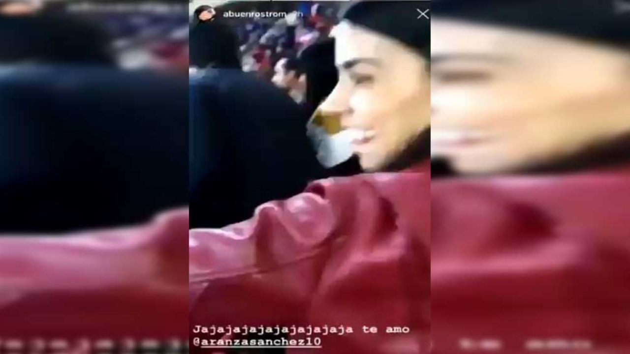 Fan de Chivas arroja cerveza a otros fanáticos; la bautizan #LadyCerveza