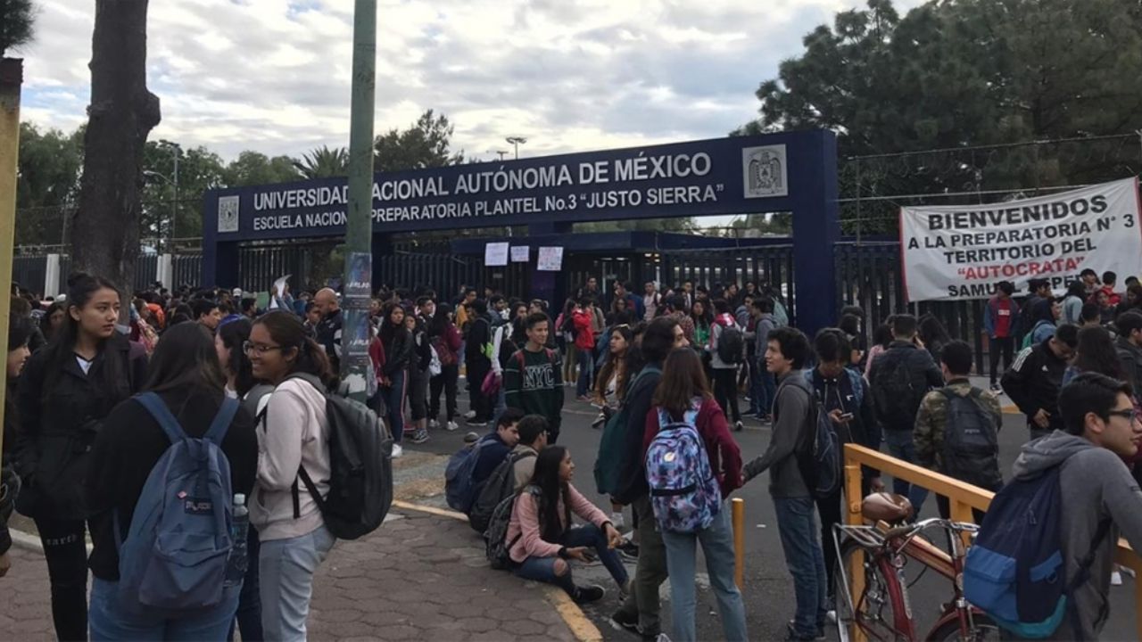 Encapuchados toman la Prepa 3 para reclamar abuso sexual de maestros