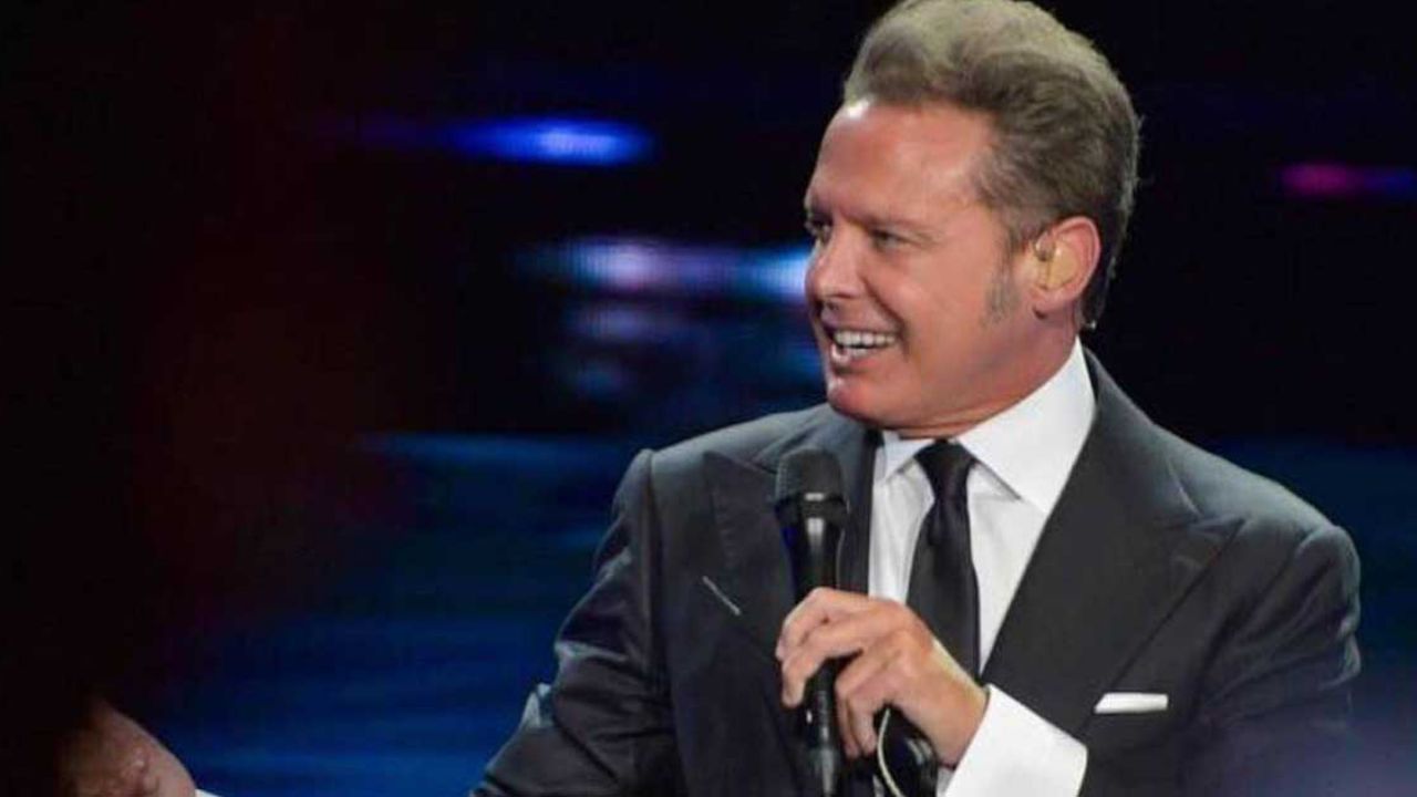 Luis Miguel se divierte pícaramente con su novia en playas de Florida