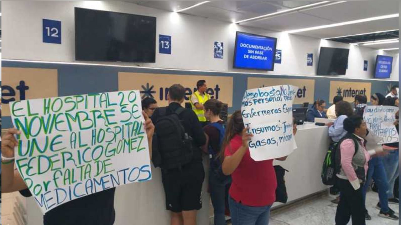 Padres de niños con cáncer protestan en el AICM por falta de medicamentos