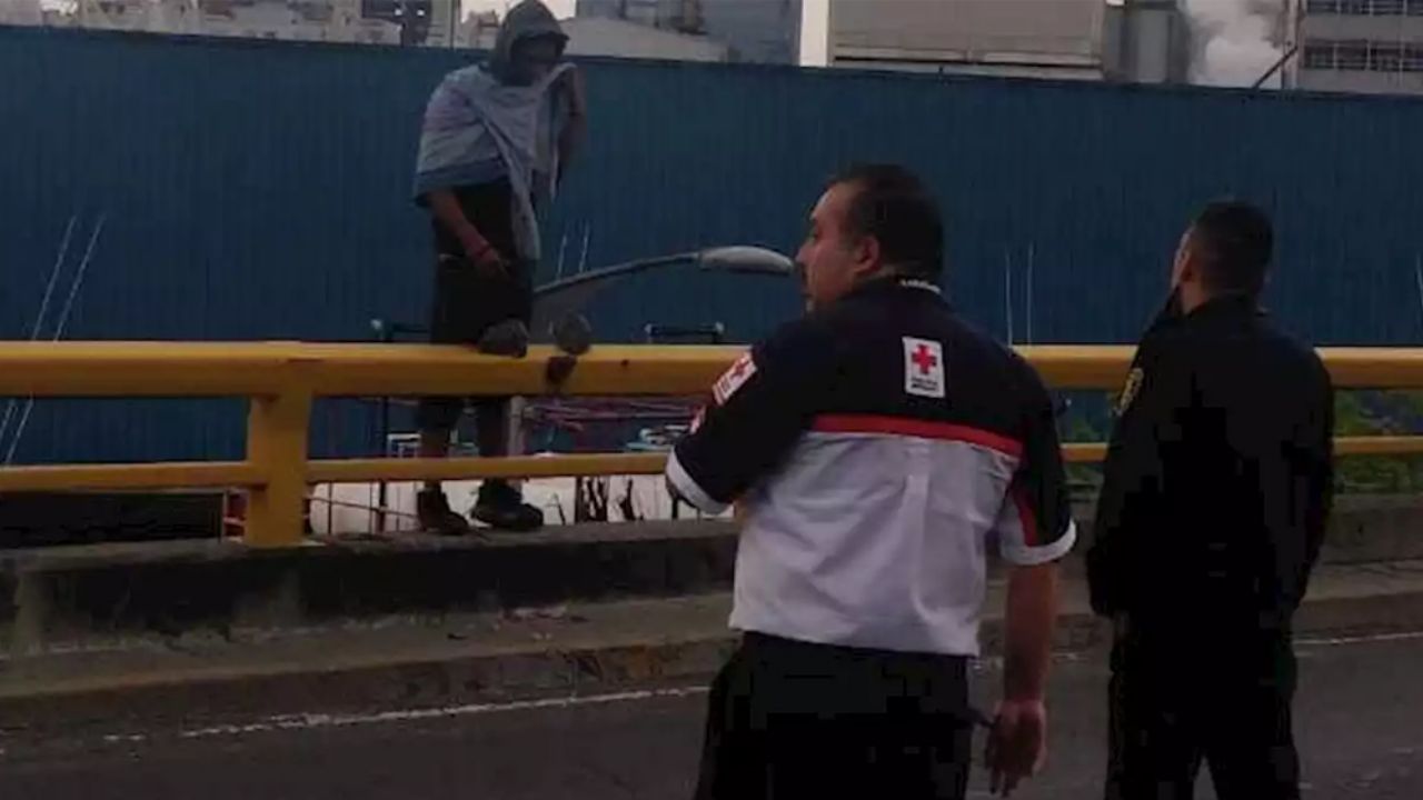 Menor sube a lo más alto de un edificio y amenaza con lanzarse en Culiacán