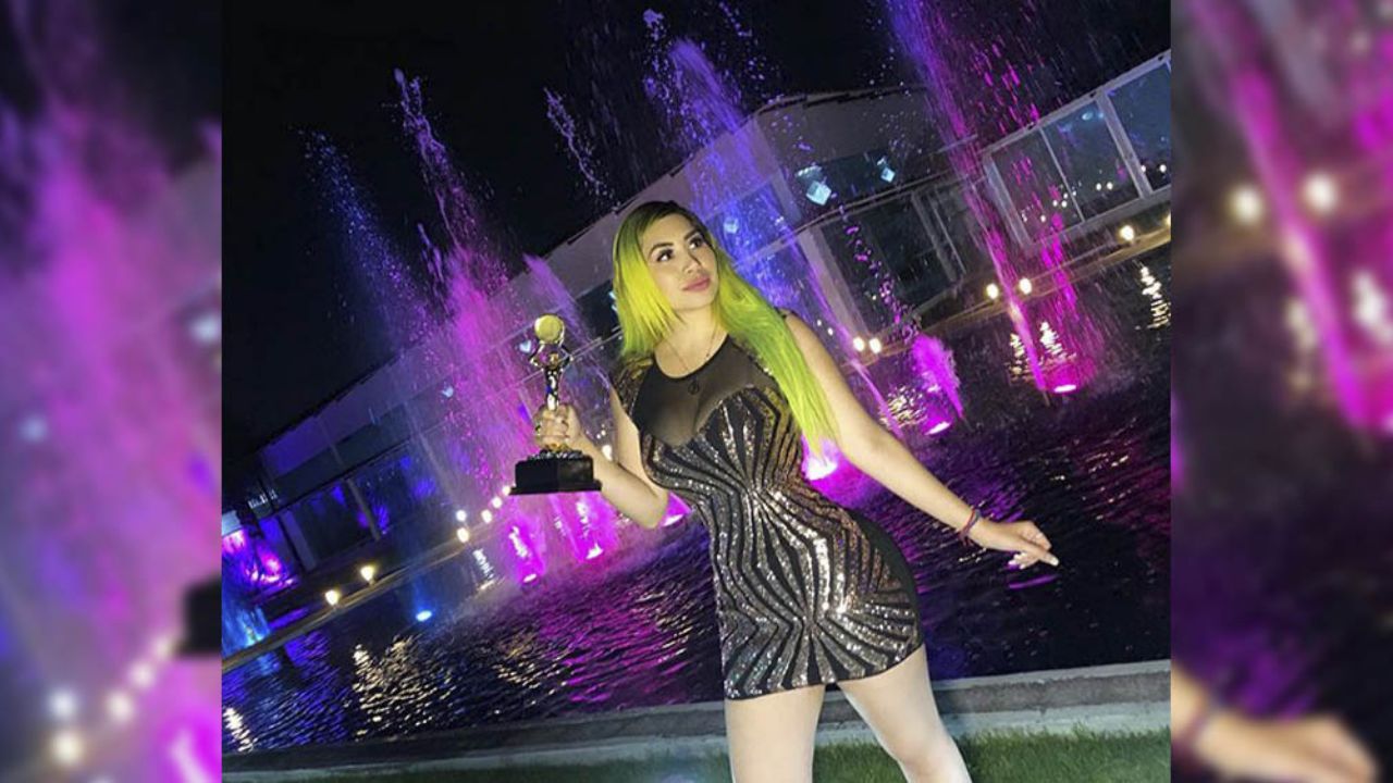 ‘La Bebeshita’ presume cinturita de avispa con un ajustado ‘outfit’