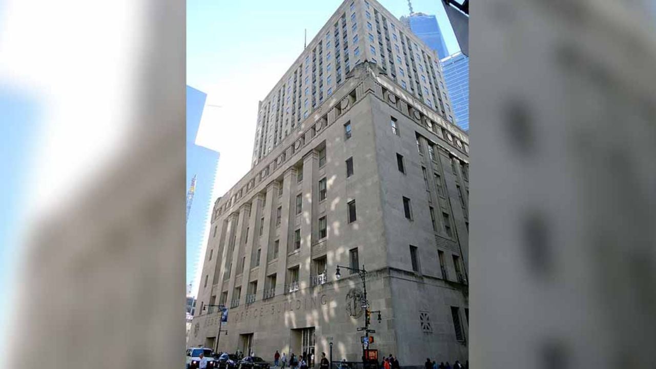 Descubren a policías mientras tenían sexo en baño; la mujer estaba ebria