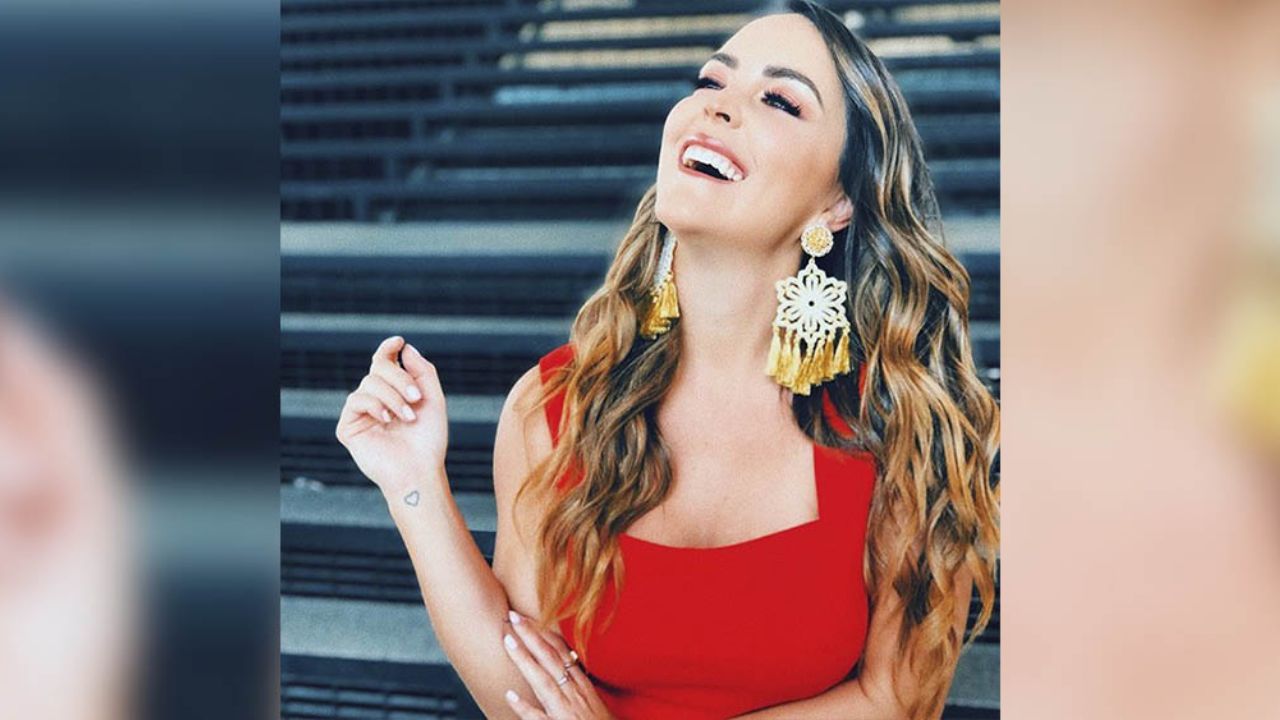 Sobre la arena, Patty López de la Cerda se asolea en traje de baño