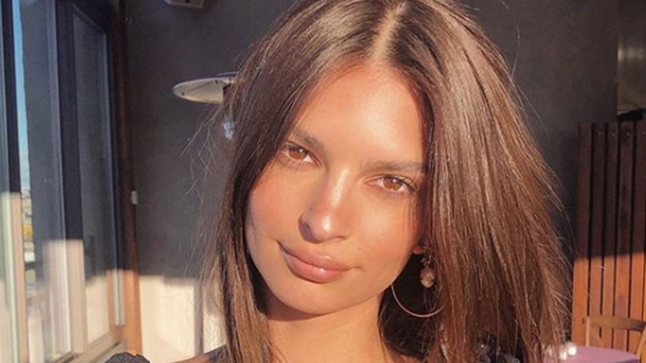 VIDEO: Emily Ratajkowski presume su colección de lencería en Instagram