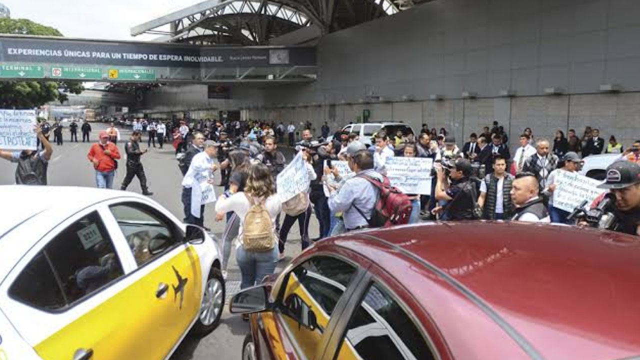 Padres de niños con cáncer se enfrentan a policías durante bloqueo en el AICM