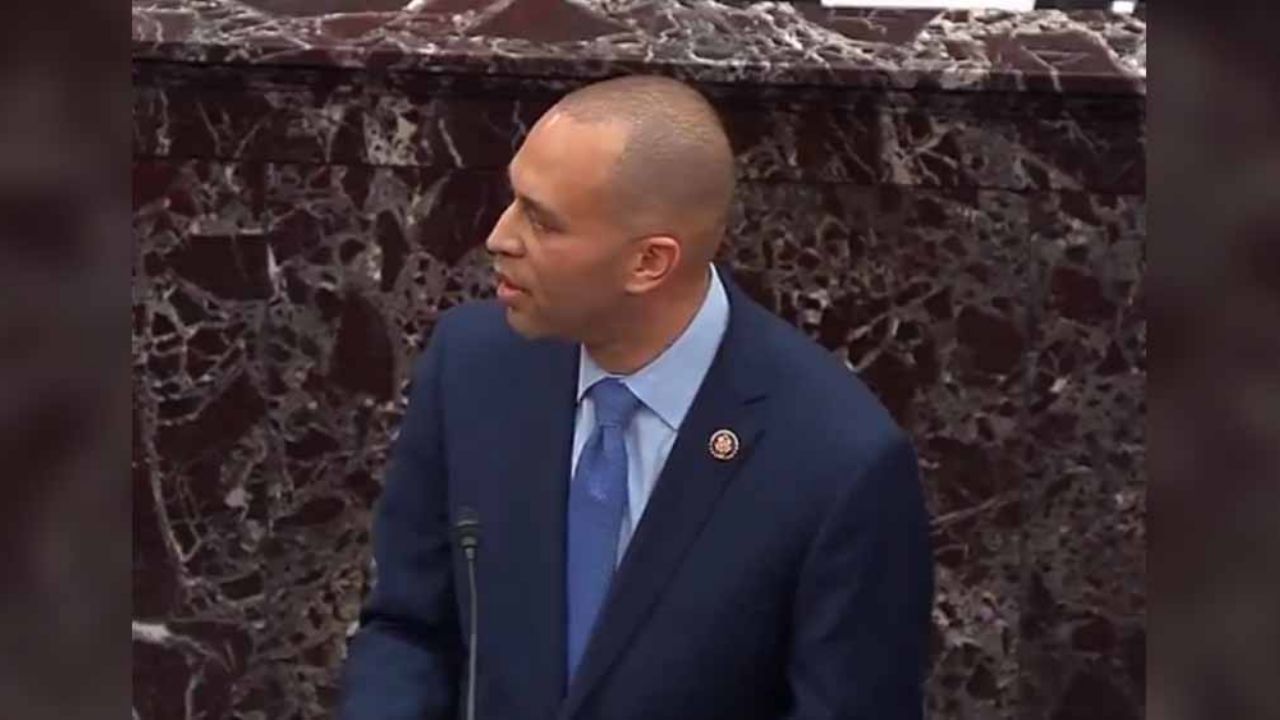 VIDEO: Sujeto irrumpe en juicio político y grita que retiren cargos contra Trump