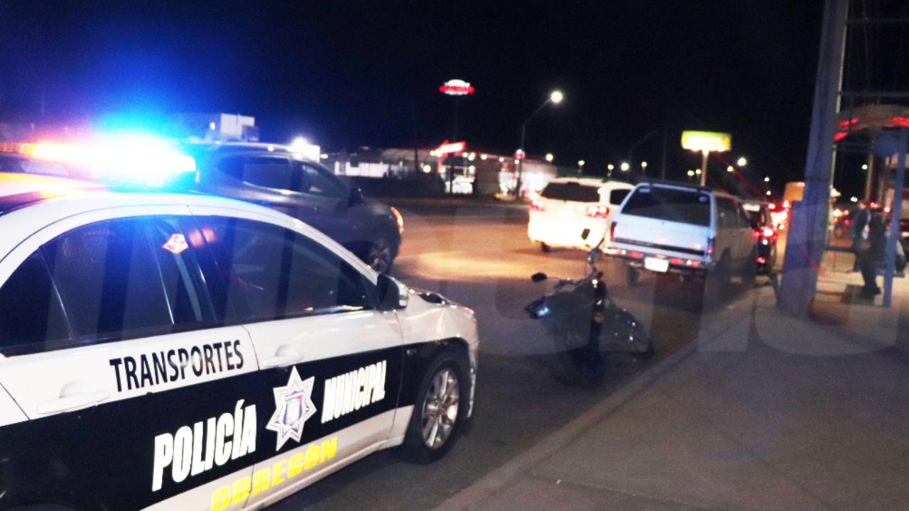 Motocicleta y camioneta protagonizan fuerte choque; mujer resulta herida