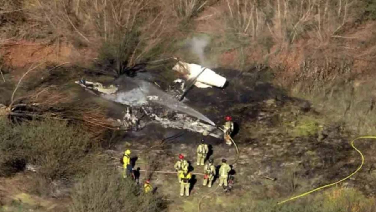 California: Avión se estrella al despegar y se prende en llamas; hay 4 muertos