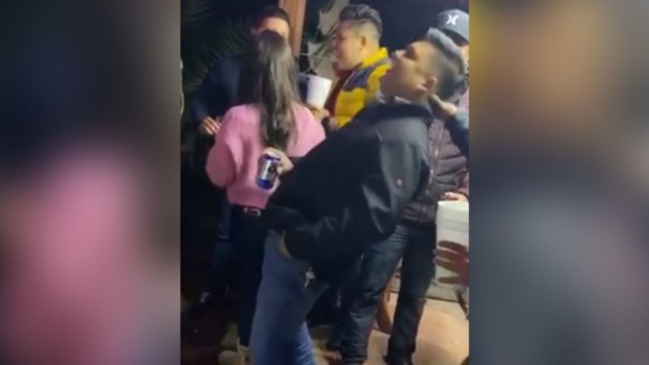 VIDEO: Joven imita a la película ‘Matrix’ para cantar en una fiesta