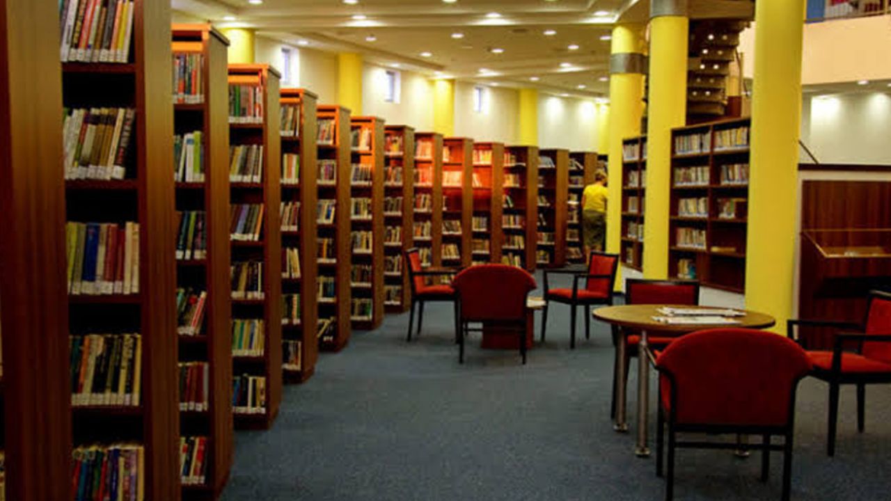 Bibliotecario encuentra comida echada a perder dentro de un libro