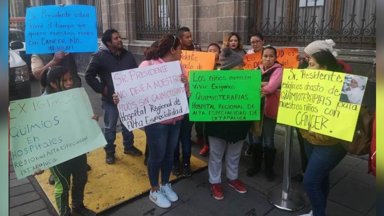 Padres de niños con cáncer intentan ingresar a conferencia diaria de AMLO