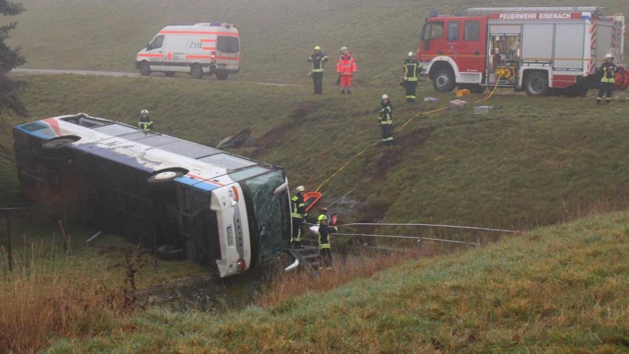 Tragedia escolar: Dos menores muertos y 20 heridos tras volcar autobús