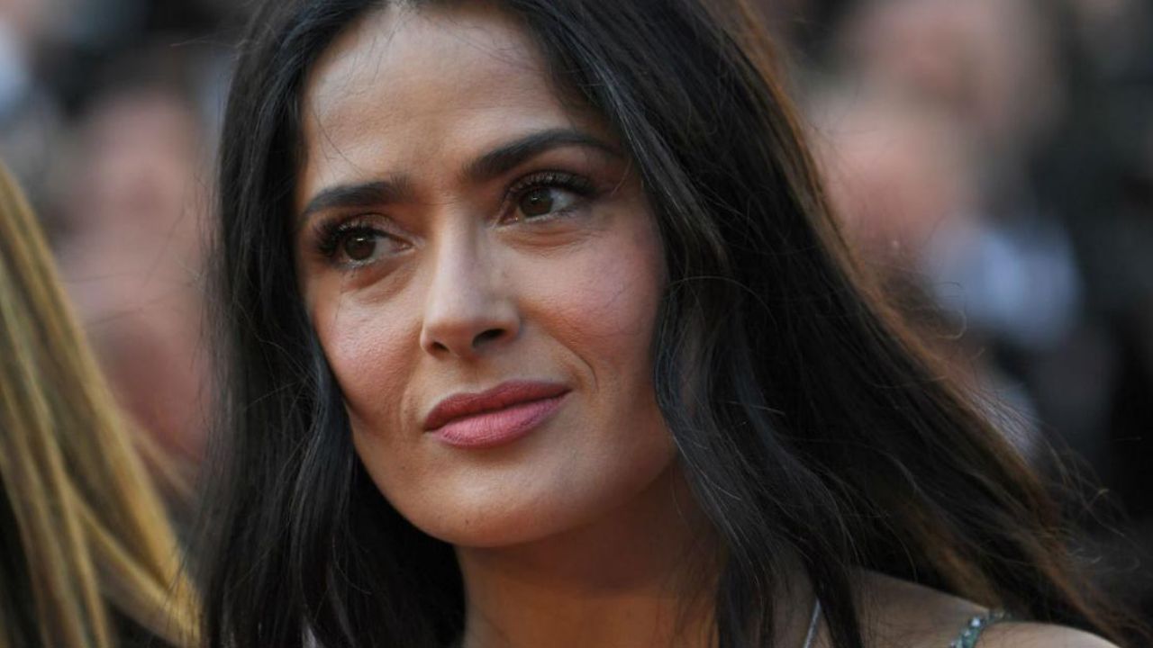 Salma Hayek derrocha sensualidad con tremendo escote en Instagram