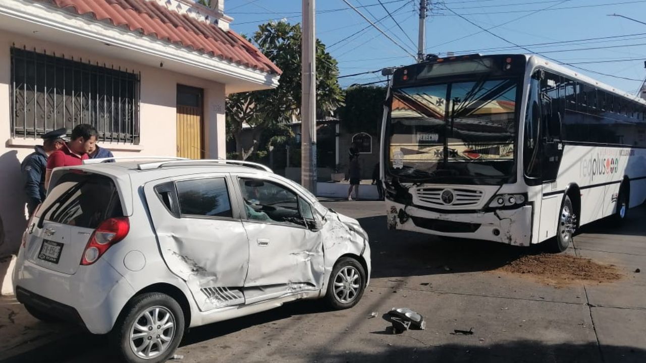 Mujer resulta gravemente herida durante fatal choque en Culiacán