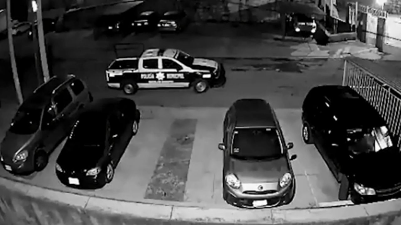 VIDEO: ¡Indignante! Captan a policías mientras roban autopartes en Edomex