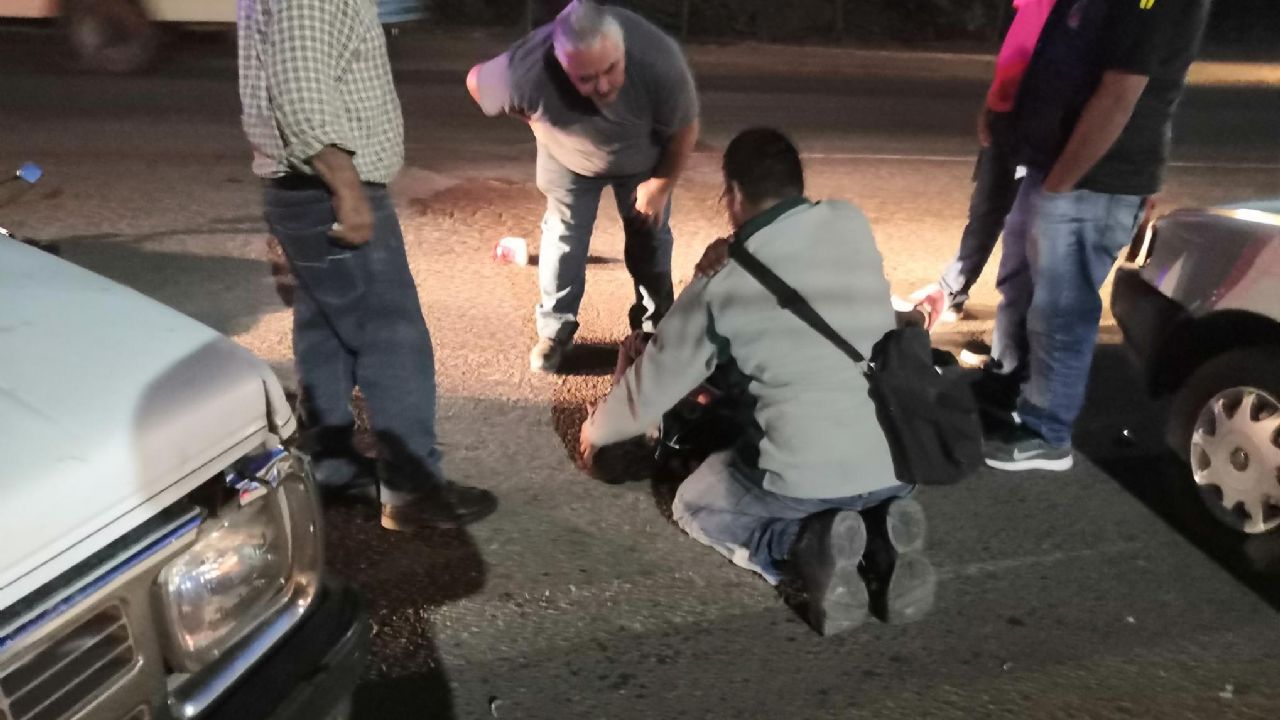 Choque entre moto y vagoneta deja una mujer lesionada