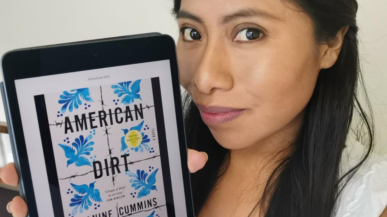 Yalitza Aparicio es criticada por leer un libro lleno de estereotipos mexicanos