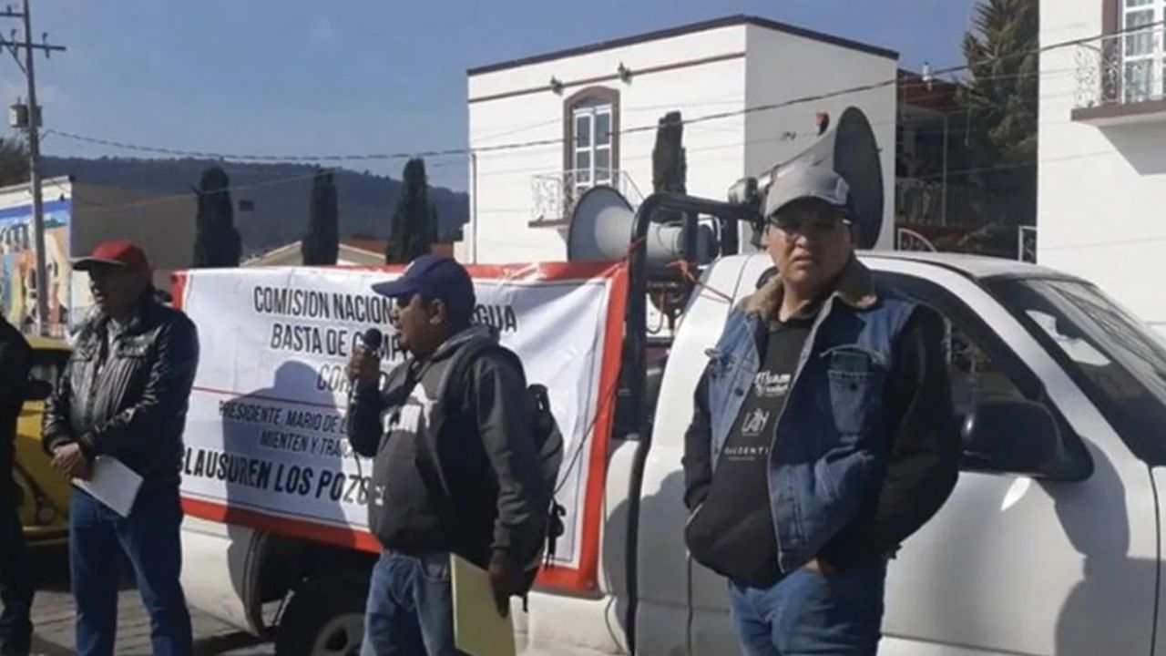 Con brutal violencia, pobladores de Amozoc toman el Palacio Municipal