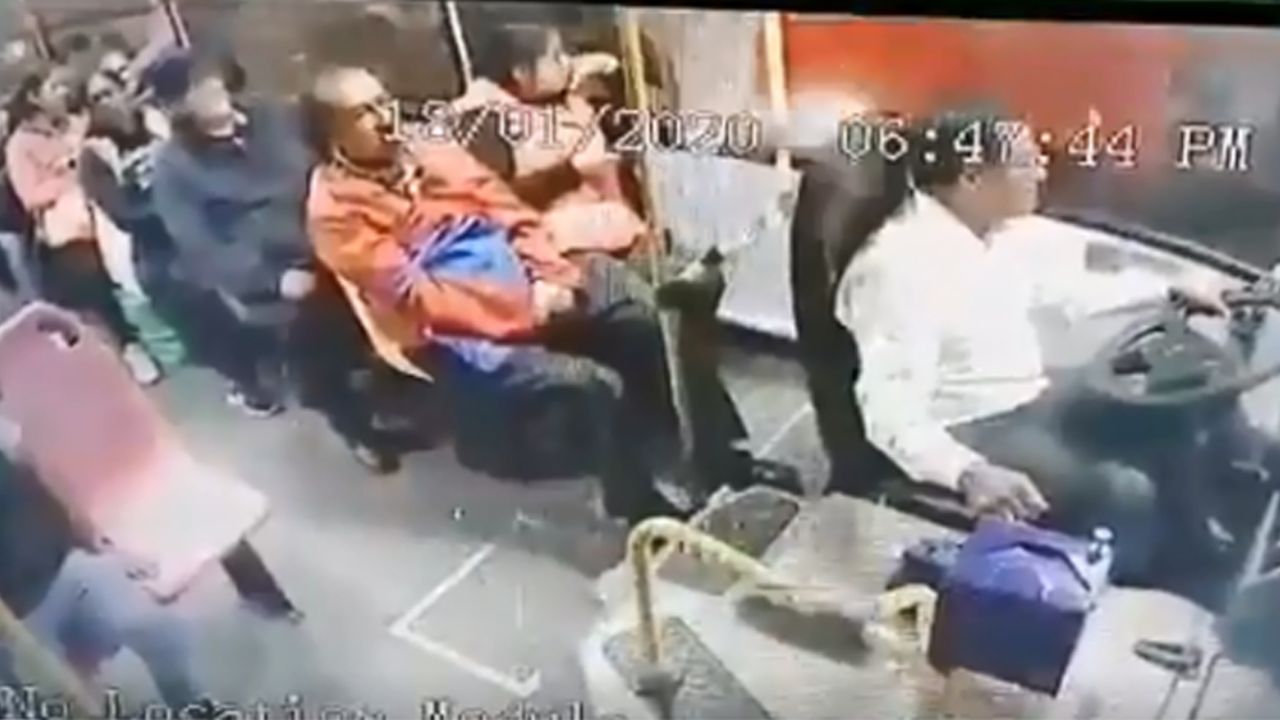 VIDEO: “¡Si te bajas, te disparo!”: Sujeto armado asalta a autobús en Tlalpan