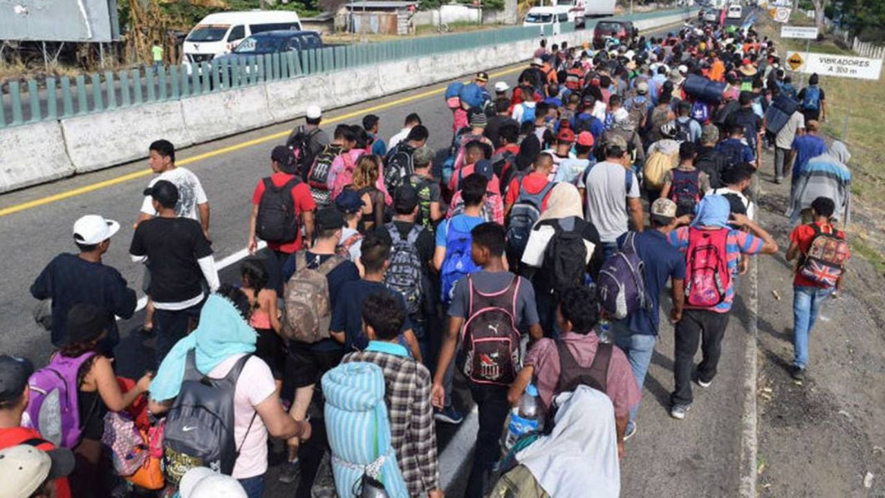 Ante negativa de ingreso a México, migrantes se enfrentan contra la GN