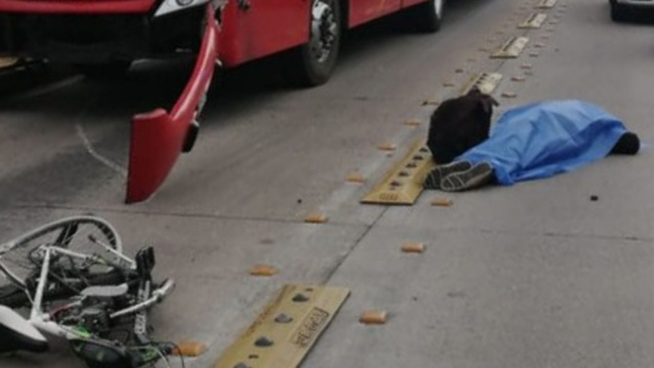 Ciclista muere tras ser atropellado por Metrobús en la Ciudad de México