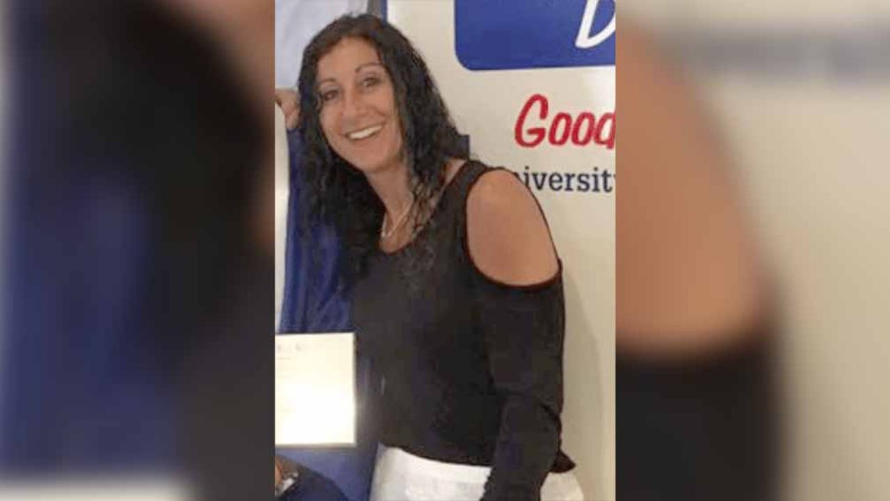 ¡Atrapada en el acto! Arrestan a mujer por defecar en estacionamiento