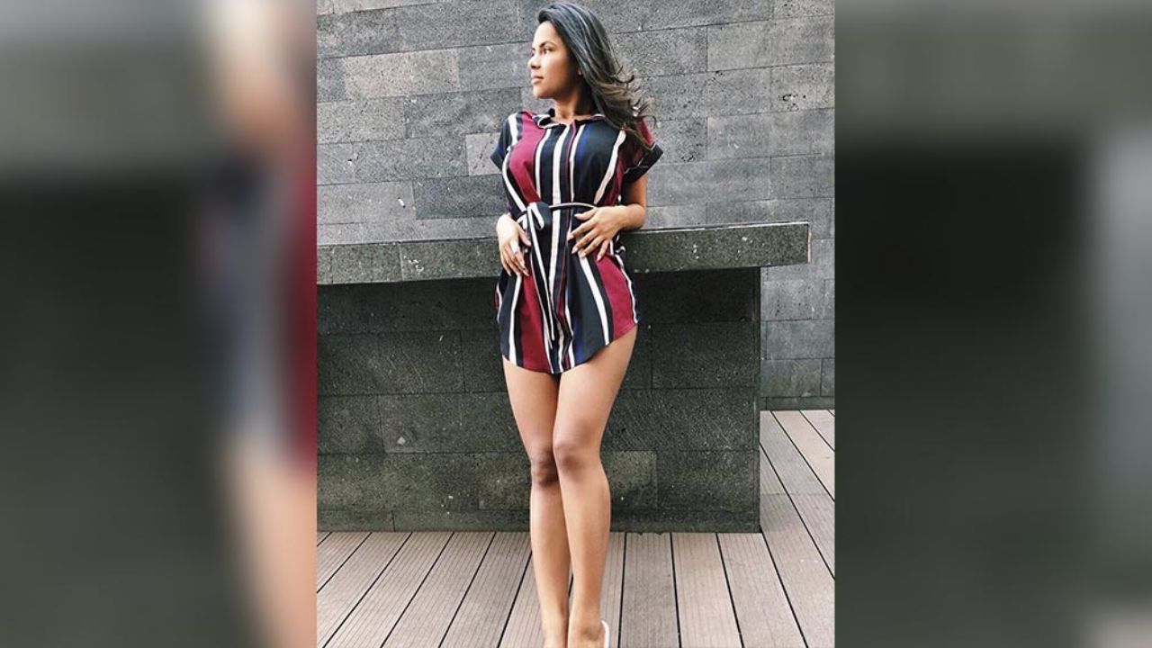 En minifalda, Ania Gadea baila su nuevo sencillo desde el estudio