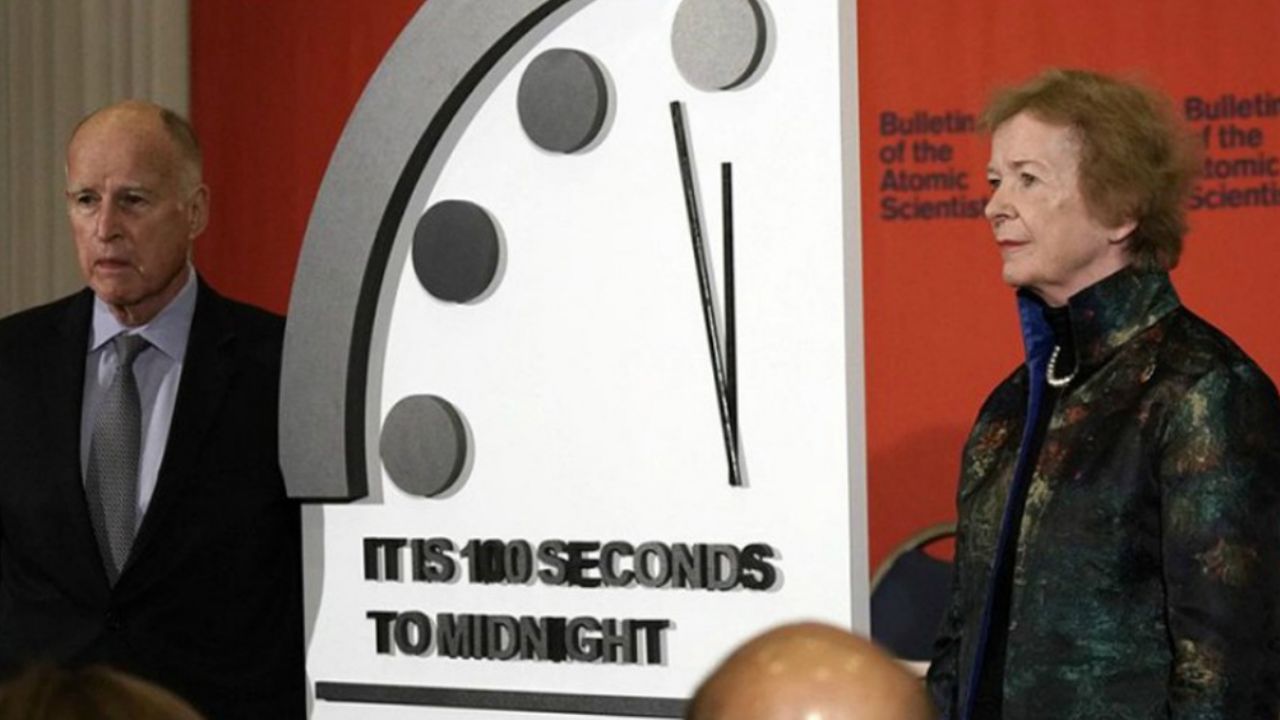 El Reloj del Apocalipsis avanza 20 segundos y las redes se llenan de memes