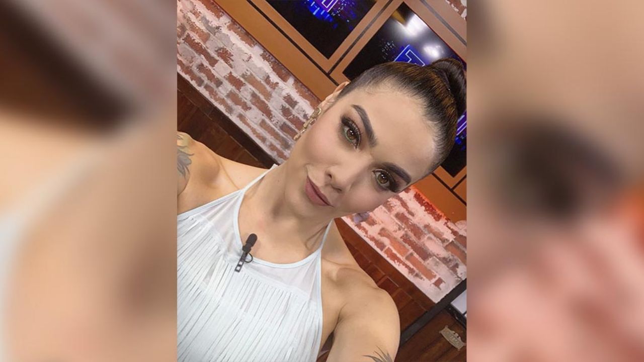 Érika Fernández derrocha sensualidad al bañarse en bikini en el lago