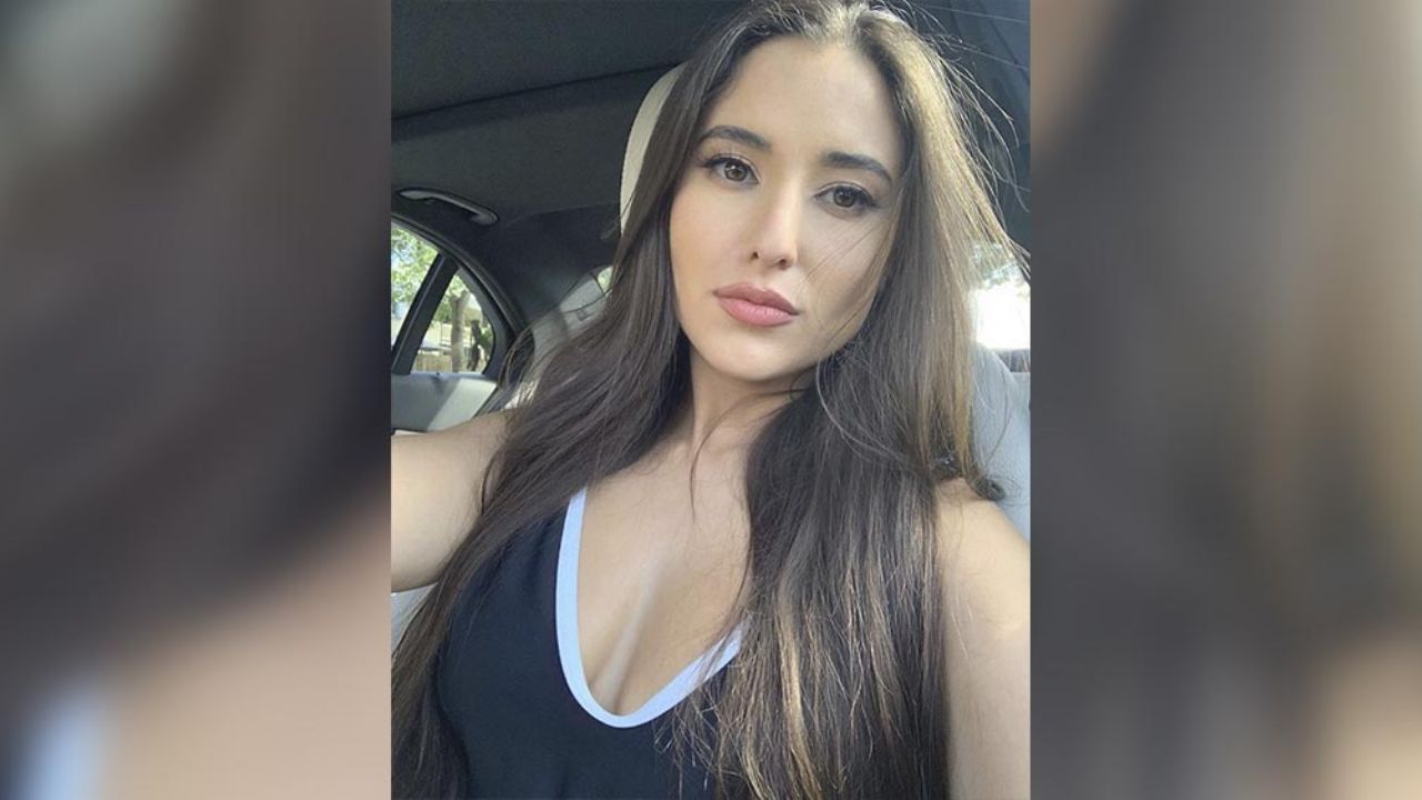 Angie Varona eleva la temperatura al pasear por el césped con poca ropa