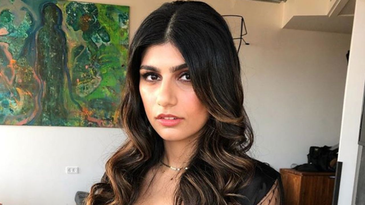 Mia Khalifa exhibe sus atributos en provocativa lencería de encaje