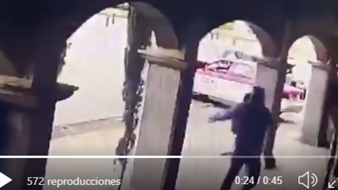 VIDEO: De día y a punta de pistola, asaltan tienda de celulares en CDMX