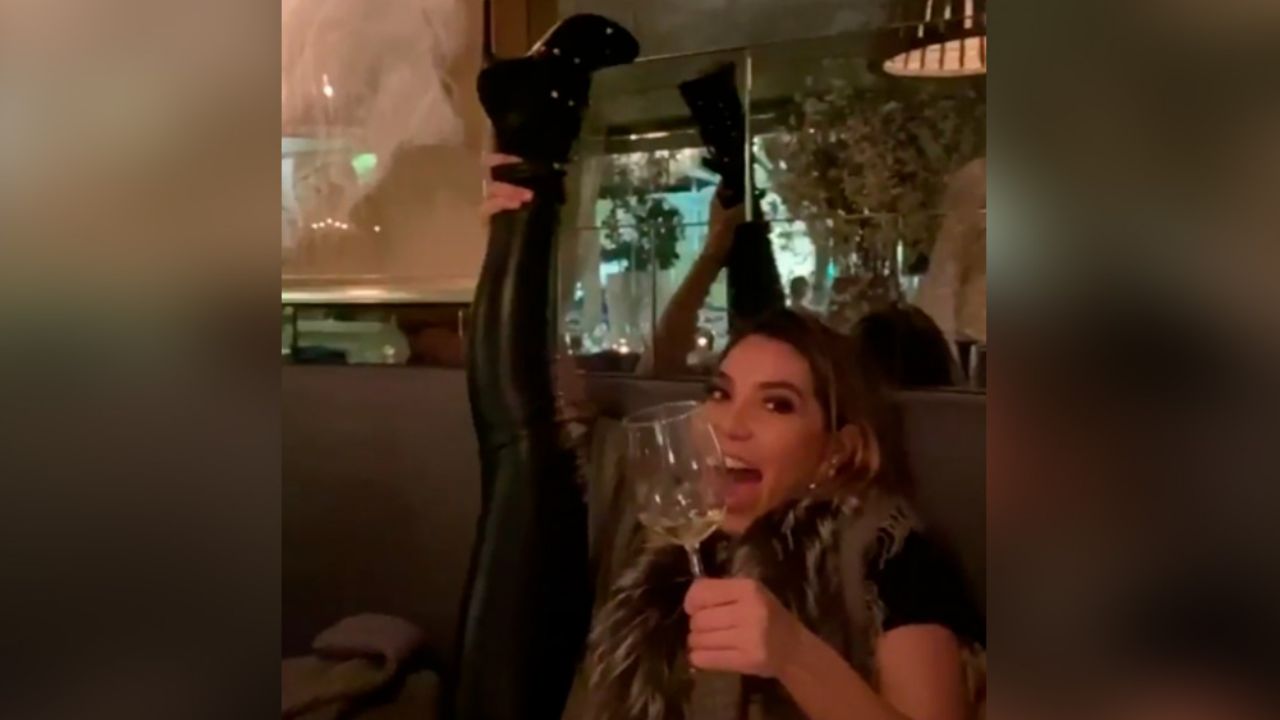 VIDEO: Con copa de vino en mano, Frida Sofía presume increíble flexibilidad
