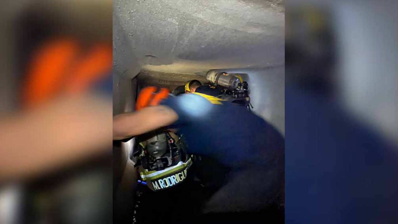 Peligroso rescate de hombre que quedó atrapado en desagüe por dos días