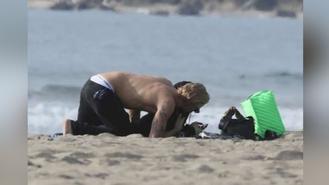 Entre besos, Miley Cyrus y Cody Simpon derrochan amor en playas de Malibú