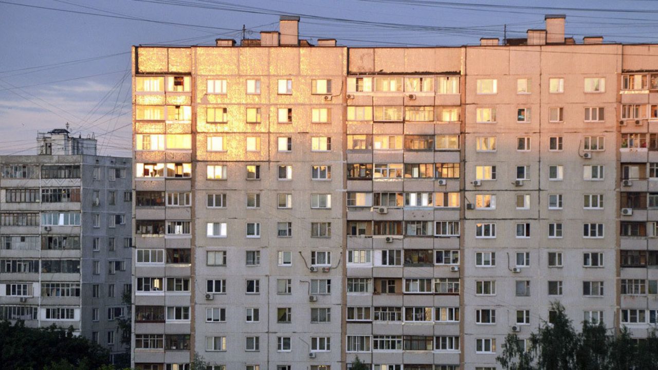 VIDEO: Mujer cae desde noveno piso y se levanta para seguir su camino
