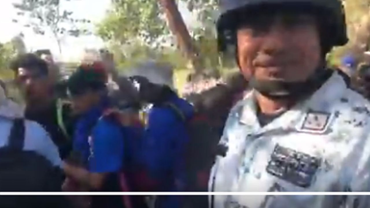 (VIDEO) “Aquí traigo el gas”: Coronel de GN se burla y amenaza a migrantes