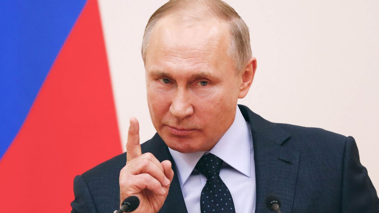 VIDEO: Putin, el agradable presidente que ayudó a militar con su gorro