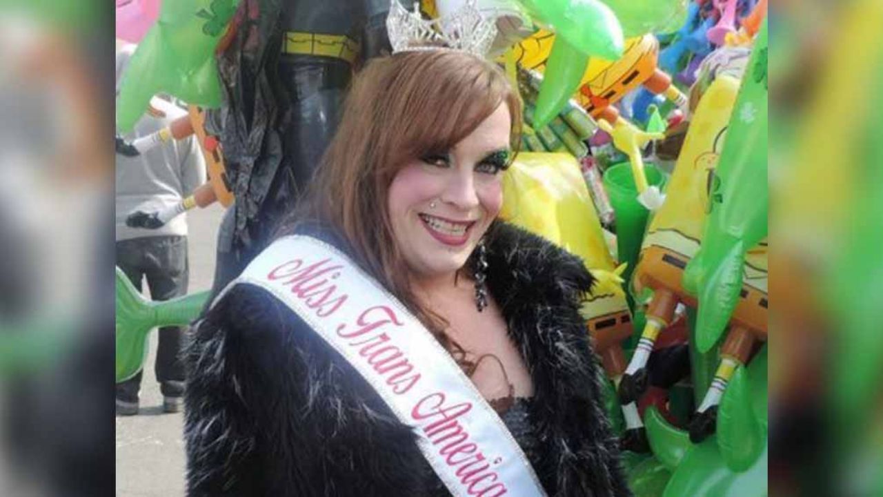 Hombre admite asesinato de su esposa transgénero; la apuñaló y golpeó