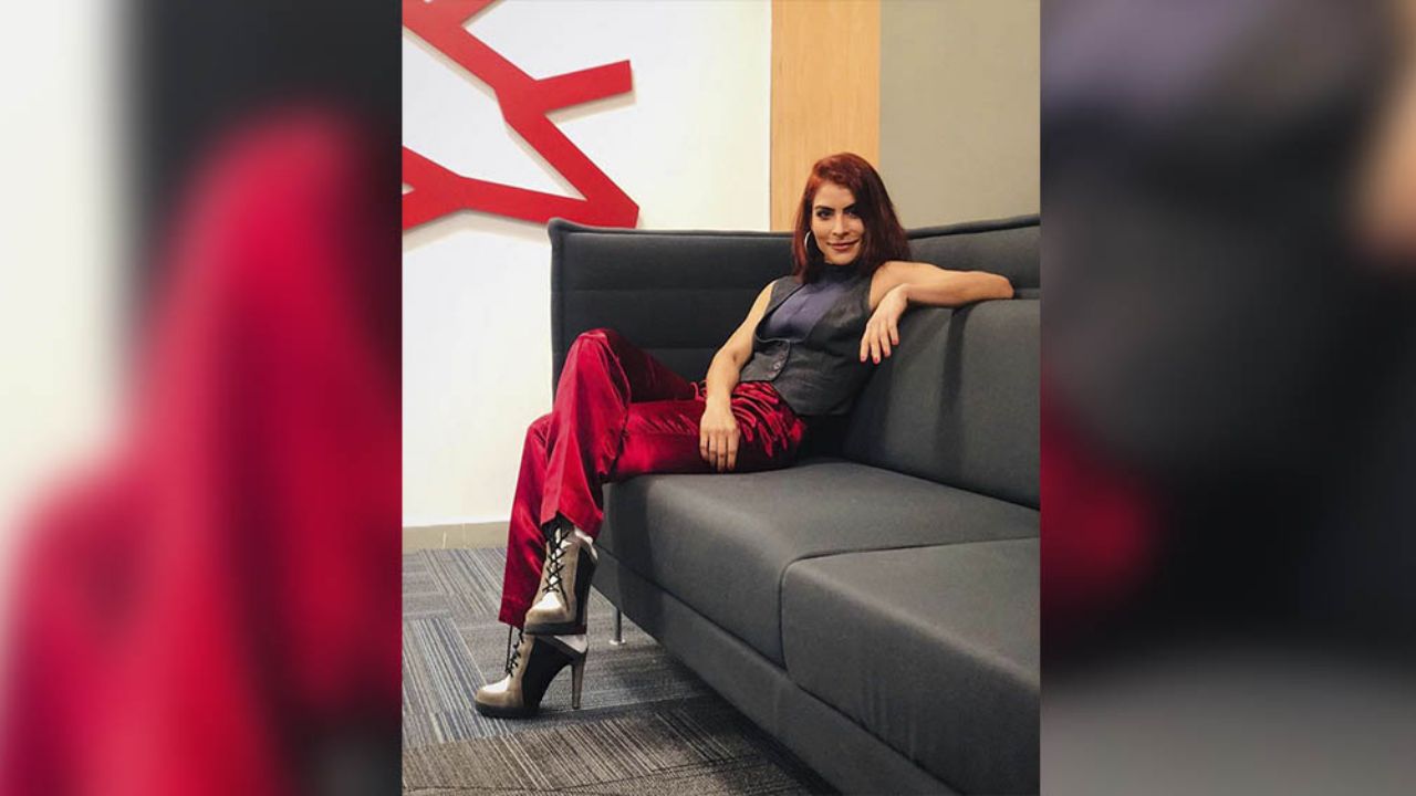 En minivestido, María León deslumbra durante sesión fotográfica