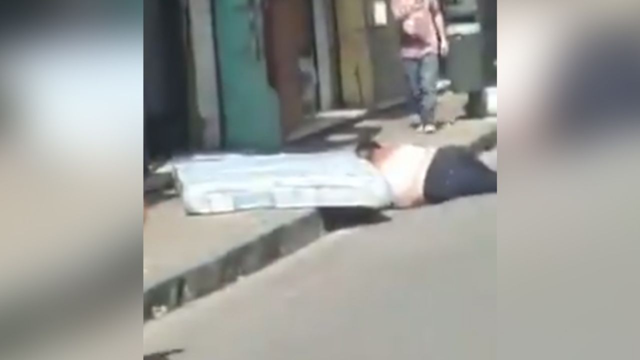 VIDEO: Mujer se lanza de una azotea para huir de la agresión de su pareja