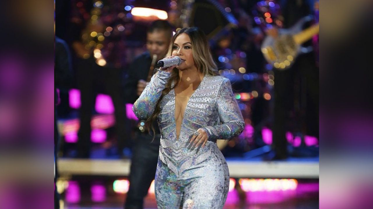 ¡Qué curvas! Con apretados leggings, Chiquis Rivera luce descomunal trasero