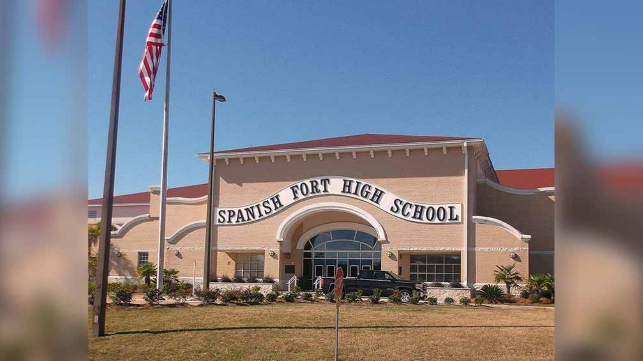 Subdirector de escuela es suspendido tras hacer seña obscena a exalumnos